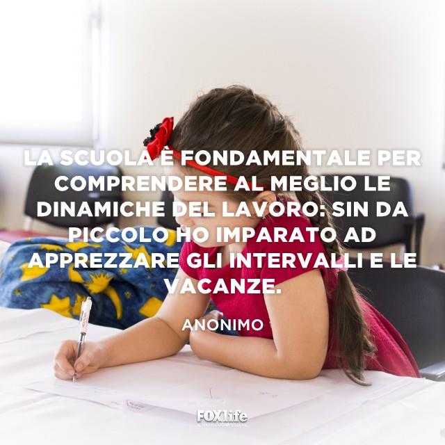 Battuta simpatica sulla scuola Bambina impegnata a scrivere