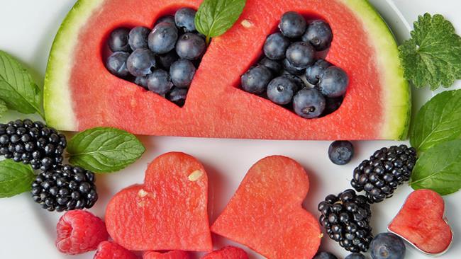 Frutta di stagione a luglio: tutte le proprietà benefiche di angurie, meloni e mirtilli Frutta di stagione a luglio