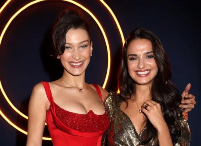 Bella Hadid in lungo abito rosso Bella Hadid a Roma al party Bulgari