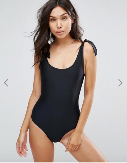 Semplicità totale per il costume intero Il tocco femminile? I fiocchetti annodati sulle spalle