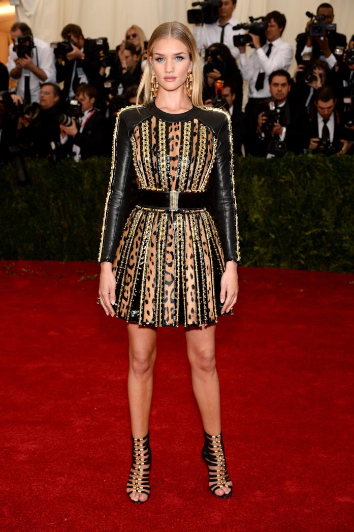 Rosie Huntington-Whiteley in un abito leopardato in pelle Rosie Huntington-Whiteley con abito leopardato in pelle