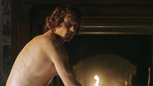 Jamie Jamie di spalle vicino al fuoco