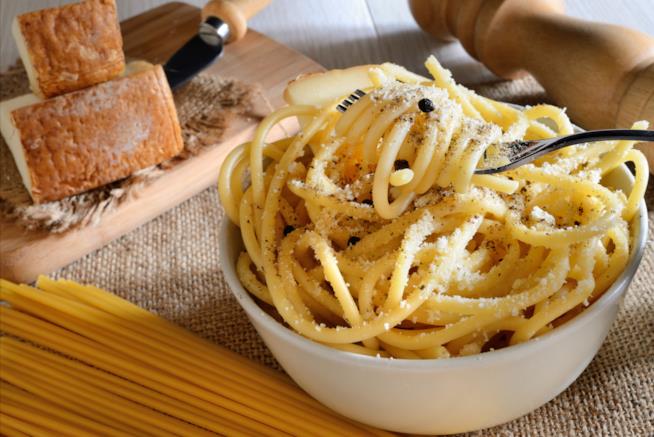 Come preparare la pasta cacio e pepe Spaghetti cacio e pepe con formaggio stagionato e macinapepe