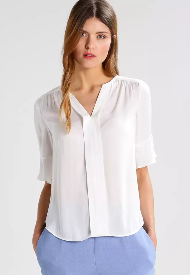Blusa: abbigliamento adeguato per l'ufficio Blusa: abbigliamento adeguato per l'ufficio
