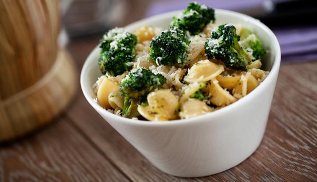 Orecchiette broccoli e salsiccia: la ricetta con il broccolo siciliano e il pecorino Orecchiette broccoli e salsiccia