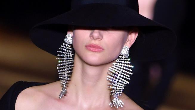 Cappello a tesa larga e orecchini maxi di Yves Saint Laurent Gli accessori bon ton di Yves Saint Laurent