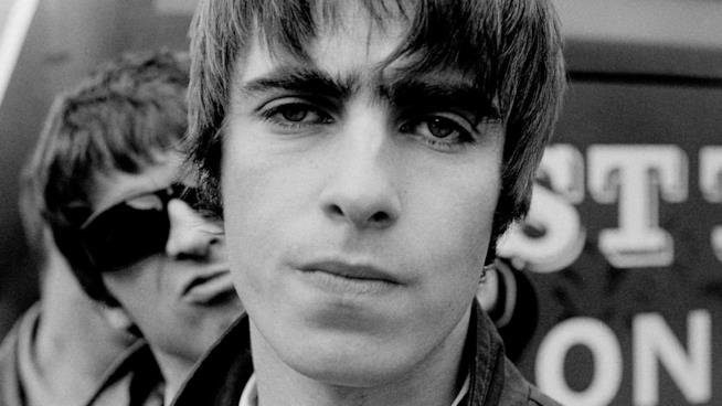 Gli Oasis, i paladini del brit pop anni '90 Liam e Noel Gallagher in uno scatto di metà anni '90