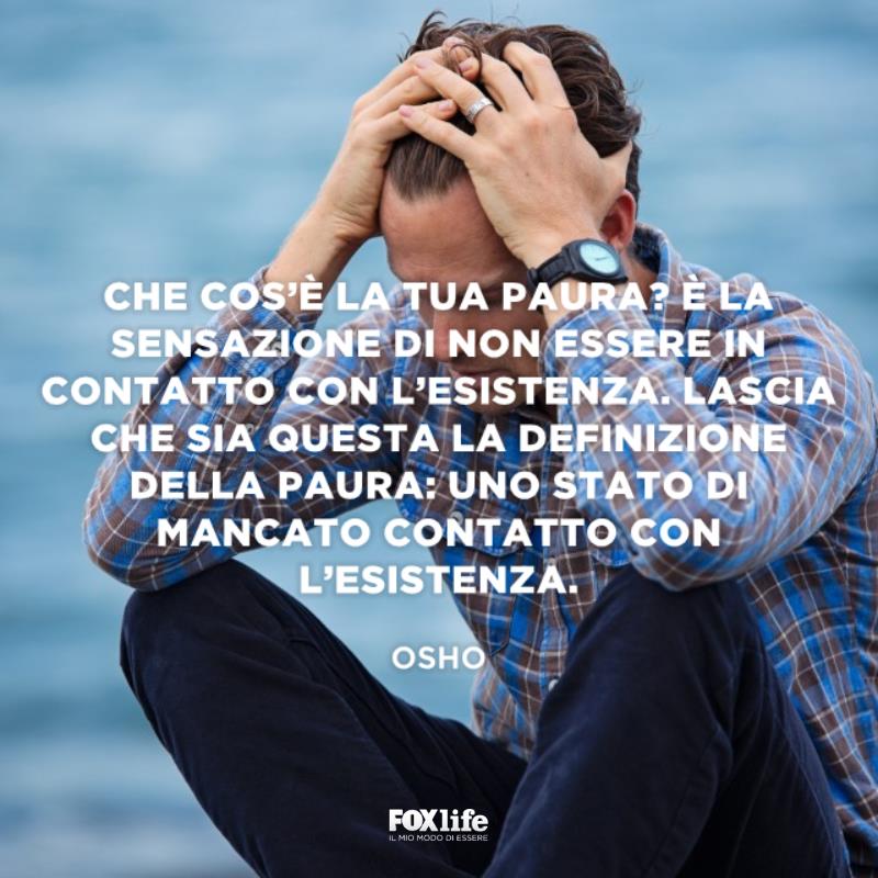 Frase sulla paura Ragazzo con le mani sulla testa