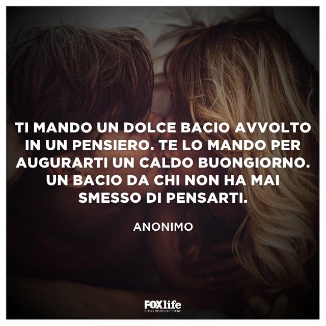 Frase da dedicare a chi si ama Coppia si bacia sul letto