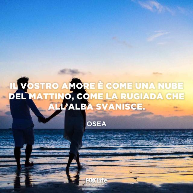 Frase Osea Coppia passeggia in riva al mare all'alba
