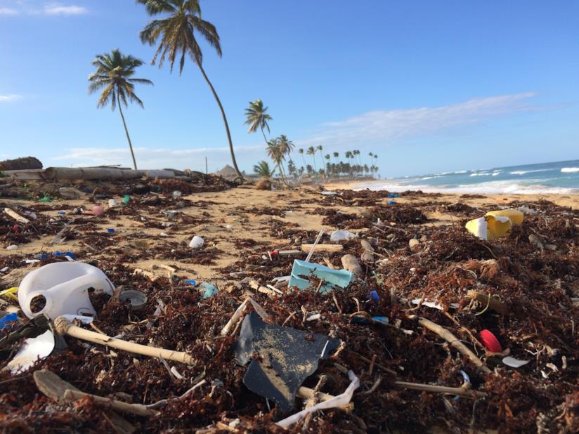 Una spiaggia piena di plastica Punta Cana, Dominican Republic Spiaggia inquinata di plastica in Repubblica Domenicana