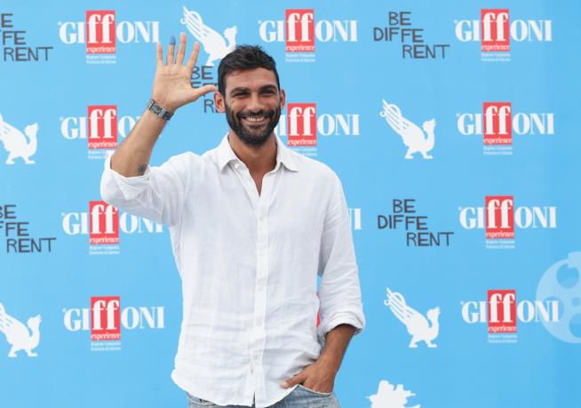 Francesco Arca riceve i complimenti dell'ex Laura Chiatti per una foto hot Francesco Arca