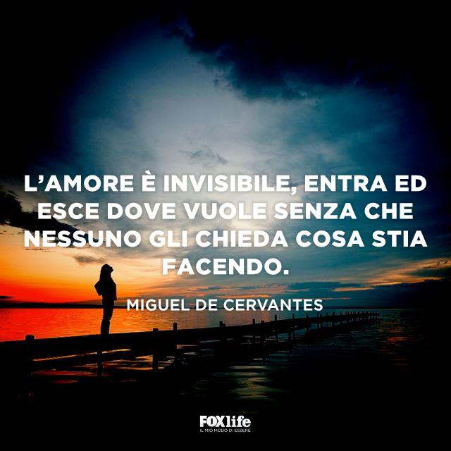 Frase Cervantes Ragazza in ombra ferma su una strada che costeggia il mare