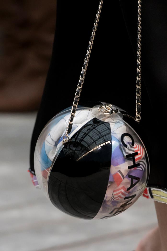 La maxi bag a palloncino di Chanel Chanel e la sua borsa a palloncino a tracolla