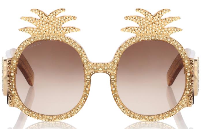 Occhiali da sole con cristalli a forma di ananas di moda per l'estate 2018 Dalla montatura particolare e maxi, gli occhiali da sole di tendenza estate 2018