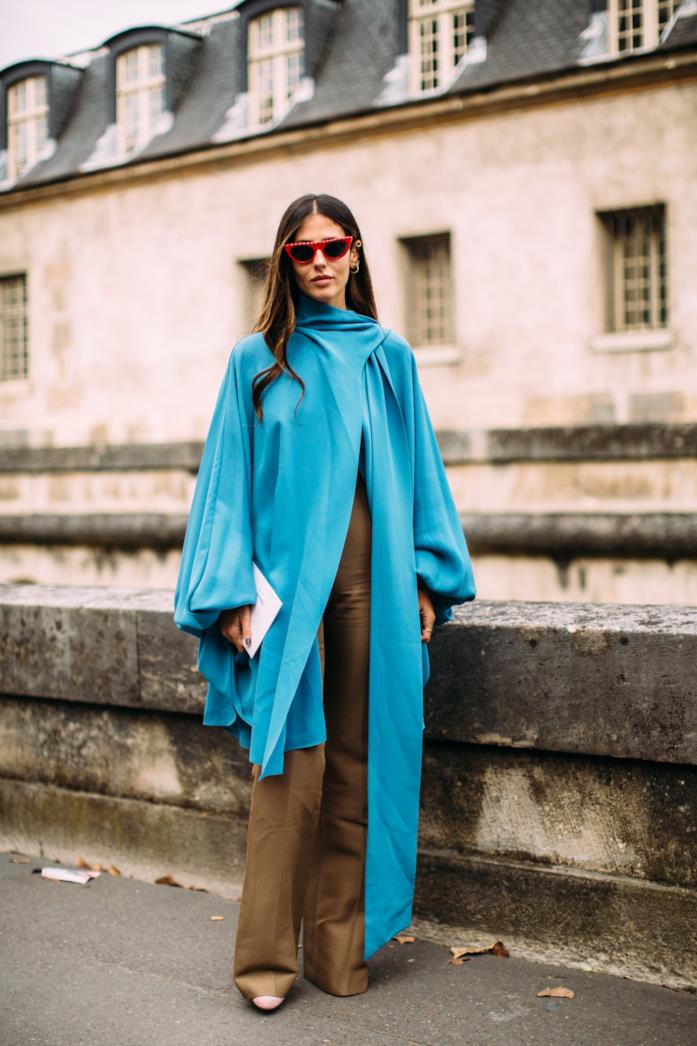 Total look beige e mantella azzurra per Gilda Ambrosio Total look beige e mantella azzurra per l'influencer
