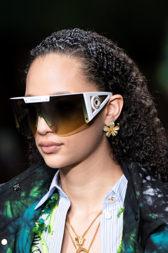 sfilata Versace Un look della sfilata Versace