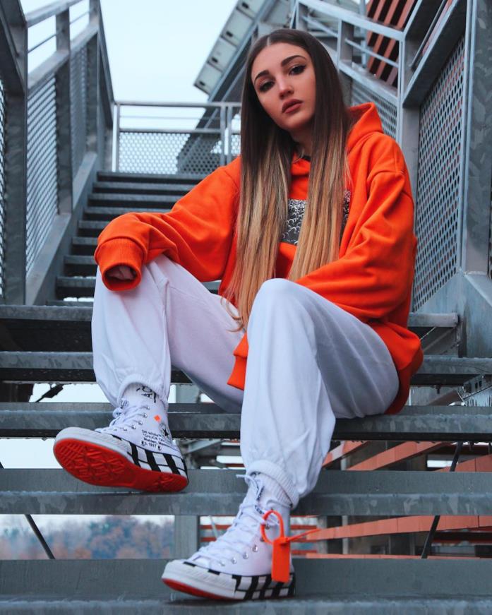 Alice Farri Alice Farri in outfit street bianco e arancione con converse x Off White