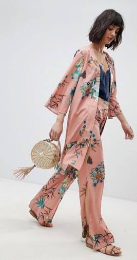 Pantaloni con fondo ampio