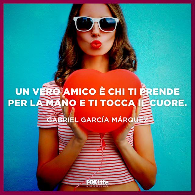 Un vero amico è chi ti prende per la mano e ti tocca il cuore. Frasi belle sull'amicizia: Un vero amico è chi ti prende per la mano e ti tocca il cuore.