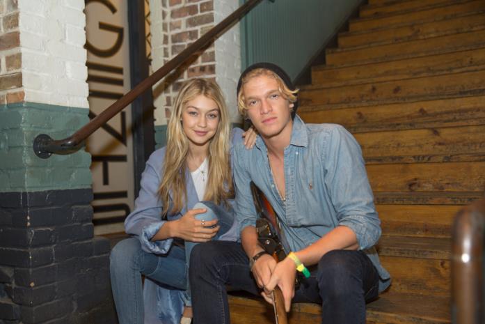 Gigi Hadid e Cody Simpson Gigi Hadid e Cody Simpson sulle scale