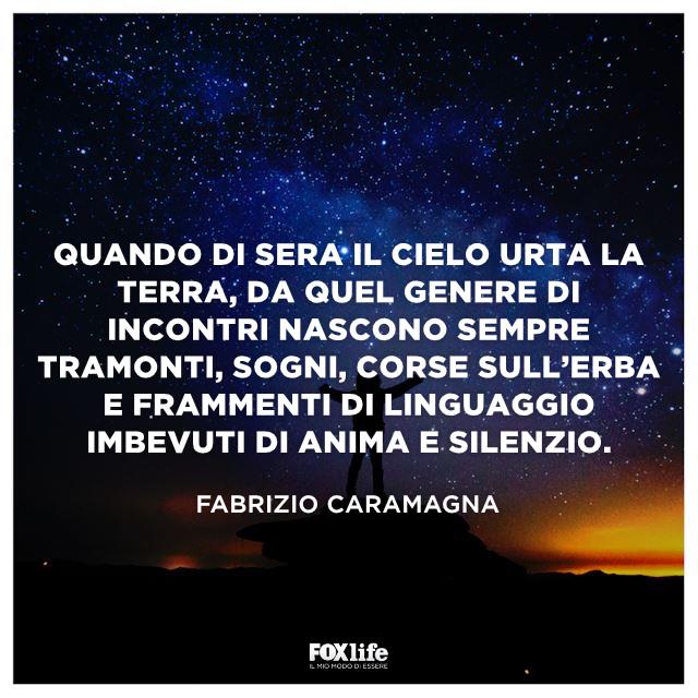 Citazione Caramagna Uomo in cima a un promontorio al crepuscolo