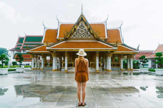 Donna davanti ad un tempio a Bangkok Donna a Bangkok davanti ad un tempio