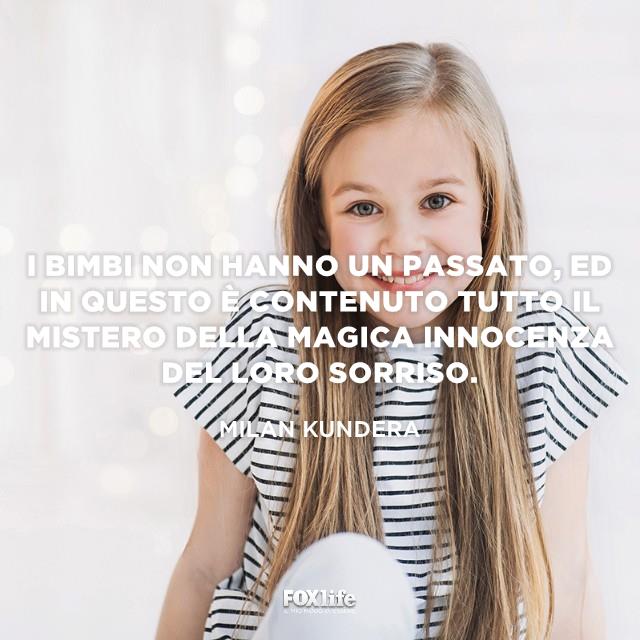 Citazione Milan Kundera Bambina allegra sorride