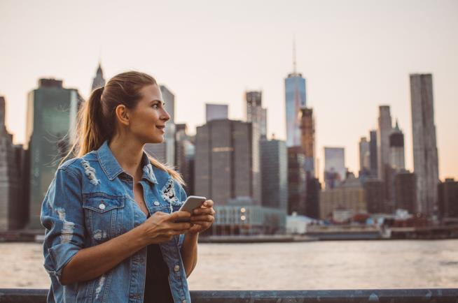 Ragazza single in una città americana Donna single in una città degli Usa