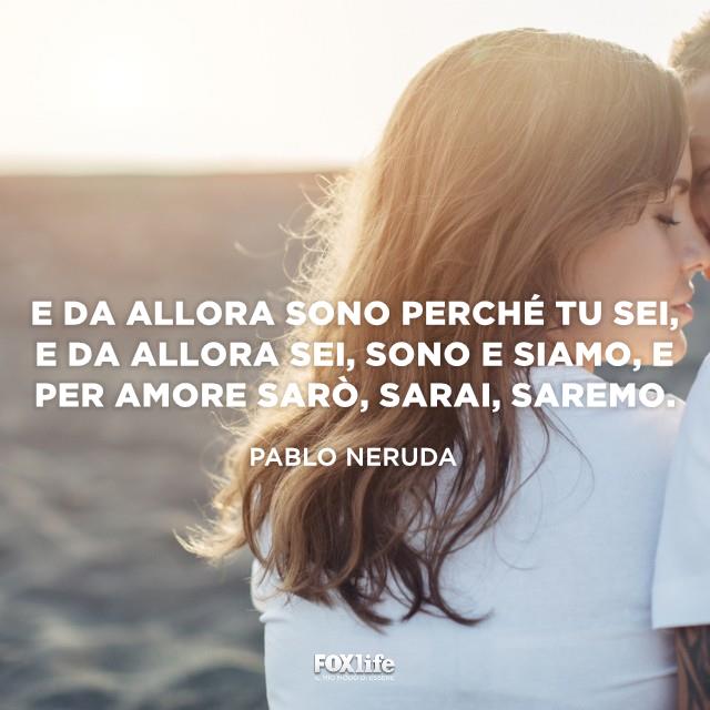 Frase d'amore di Neruda Coppia romantica in riva al mare