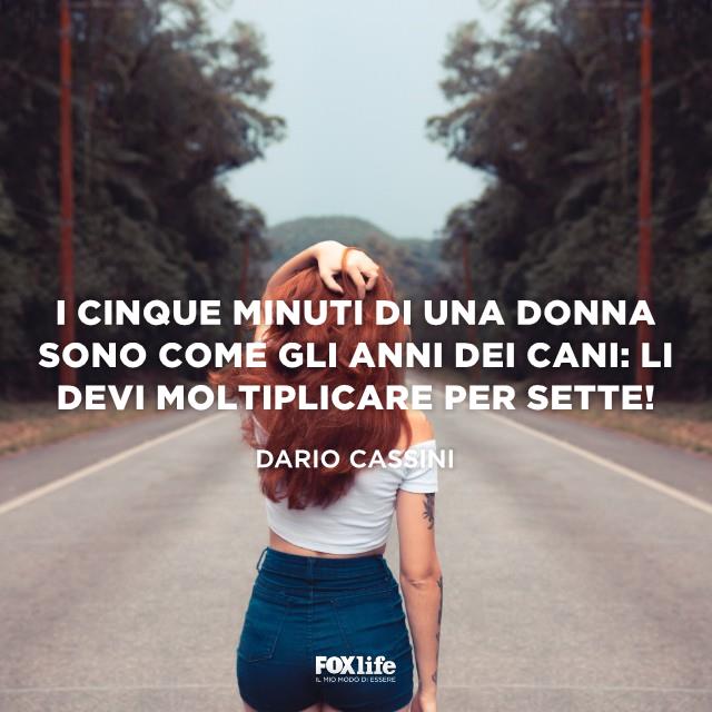 Frase Cassini Donna cammina lungo una strada deserta