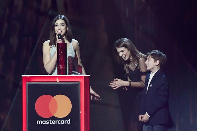 Dua Lipa ai brit Awards La cantante Dua Lipa riceve un premio ai Brit Awards