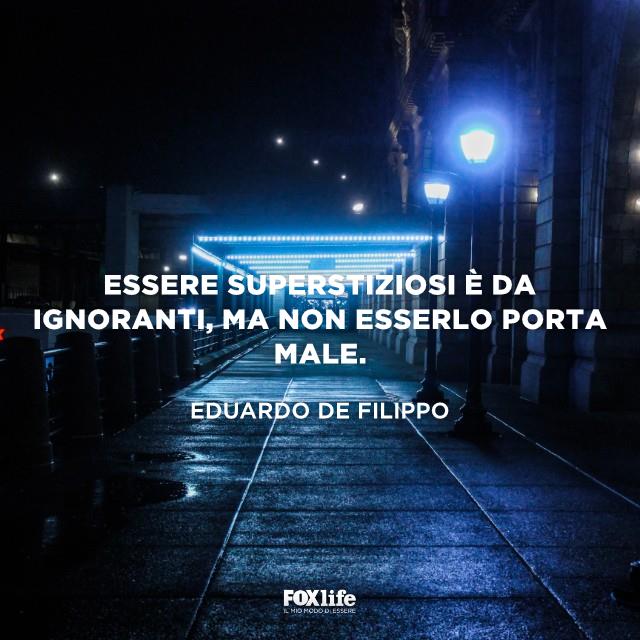 Frase De Filippo Strada cittadina immersa nella notte