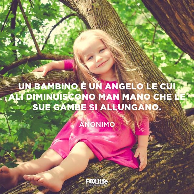 I bambini sono angeli Bambina seduta sul ramo di un albero