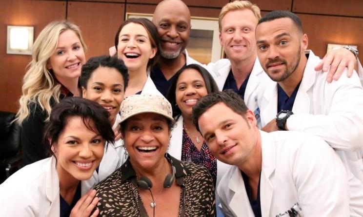 Riparte Grey's Anatomy con gli auguri di Sara Ramirez Un folto gruppo di attori sul set di Grey'S Anatomy