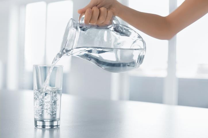 Bevi tanta acqua Caraffa con acqua e bicchiere
