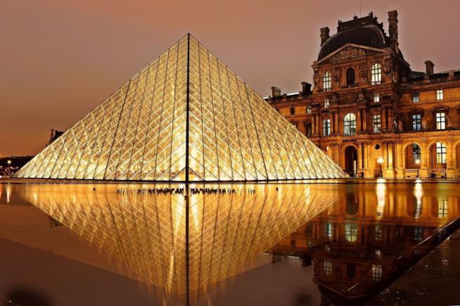 Scenografica vista del Louvre a Parigi Il Museo del Louvre a Parigi