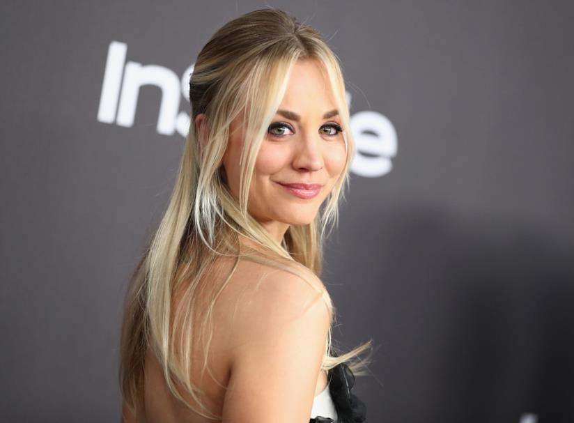 Kaley Cuoco triste per la fine di The Big Bang Theory: ci pensa la Monica di Friends a consolarla Kaley Cuoco