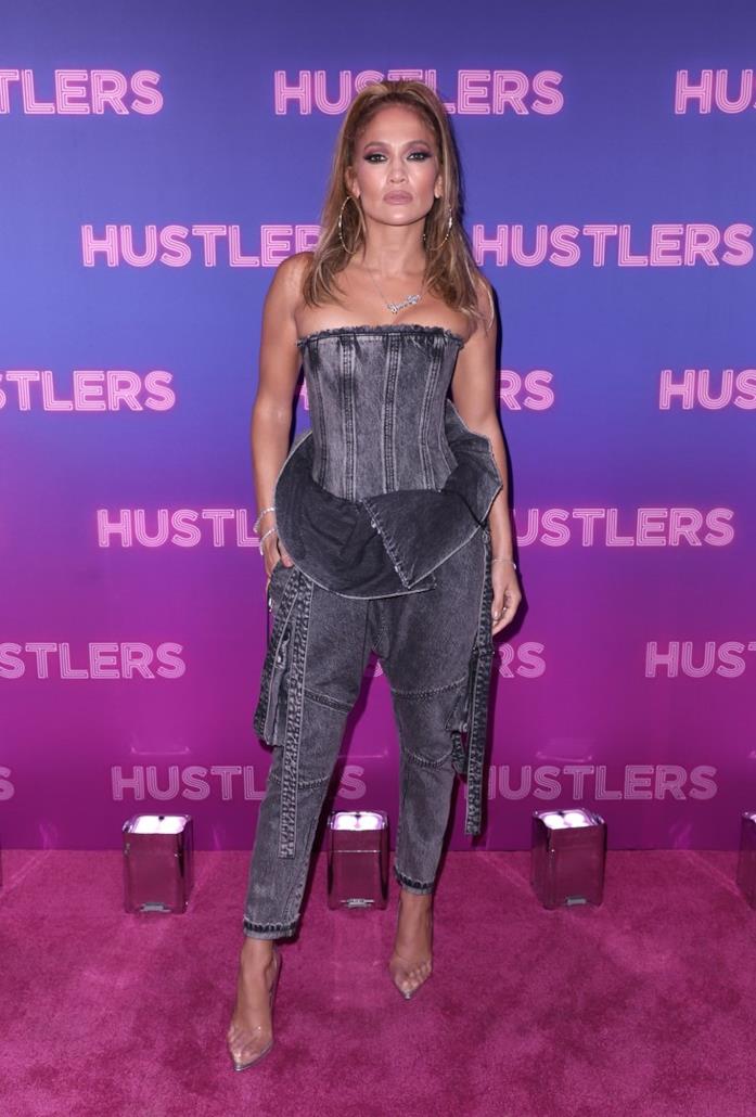 Jennifer Lopez sceglie il total denim per la première di Hustlers Jennifer Lopez in look total denim