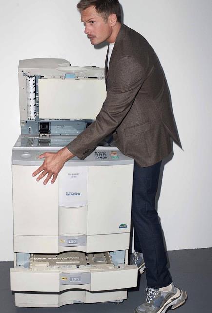 Alexander Skarsgård su GQ Style Germania Alexander Skarsgård e... la fotocopiatrice!