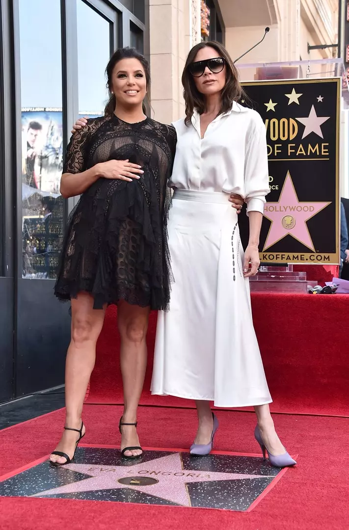 Eva Longoria celebra la consegna della sua stella sulla Walk of Fame Eva Longoria con Victoria Beckham sulla Walk of Fame