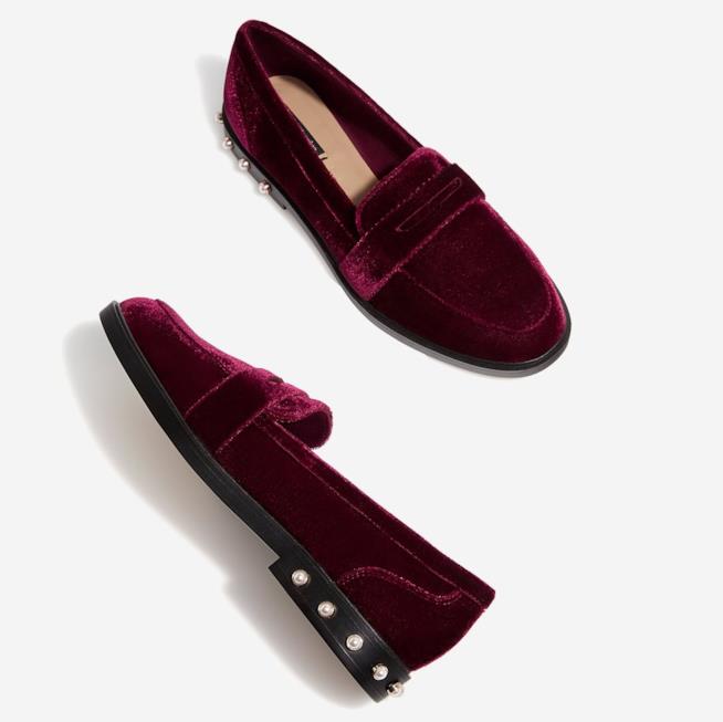 Mocassino in velluto bordeaux di Stradivarius Stradivarius ha realizzato un paio di mocassini in velluto bordeaux