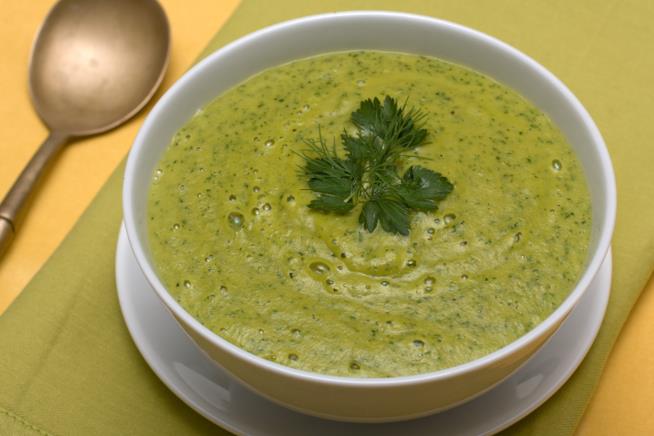 Vellutata di broccoli con guanciale: la ricetta Primo piano di una ciotola di ceramica bianca con all'interno vellutata di broccoli