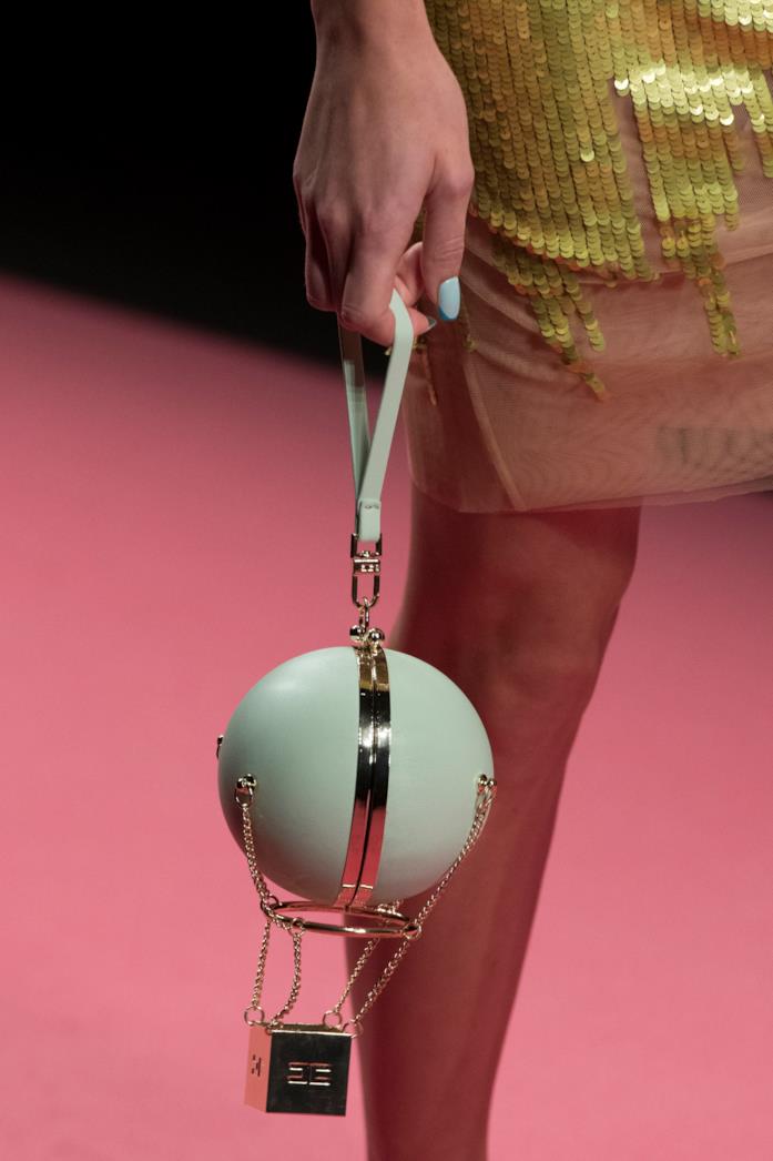 La borsa mongolfiera proposta da Elisabetta Franchi La borsa a palloncino bon ton di Elisabetta Franchi