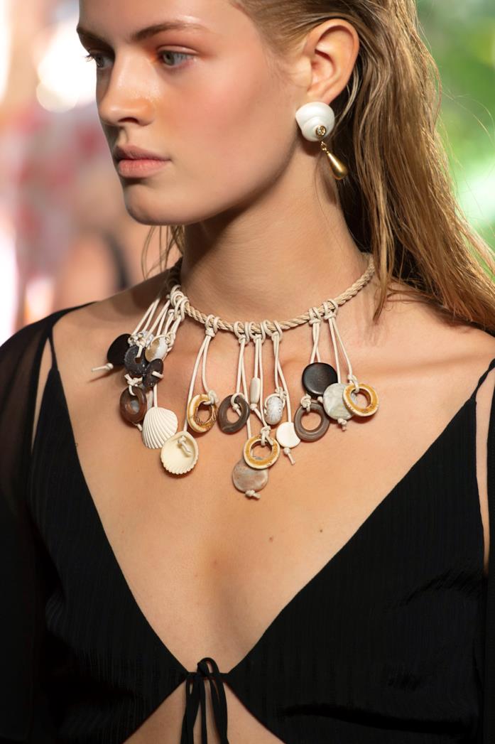 Collana con conchiglie vista da Altuzarra Da Altuzarra collane in corda con ciondoli di conchiglie