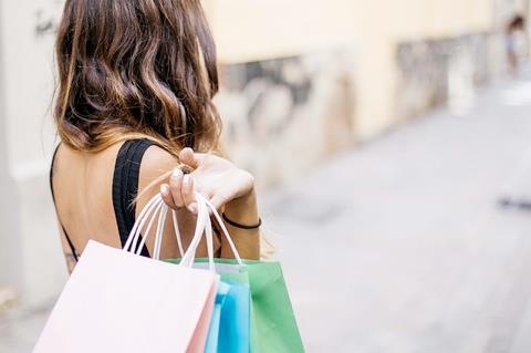 Shopping online, la rivoluzione nell'abbigliamento Le Tote Ragazza con shopper colorate