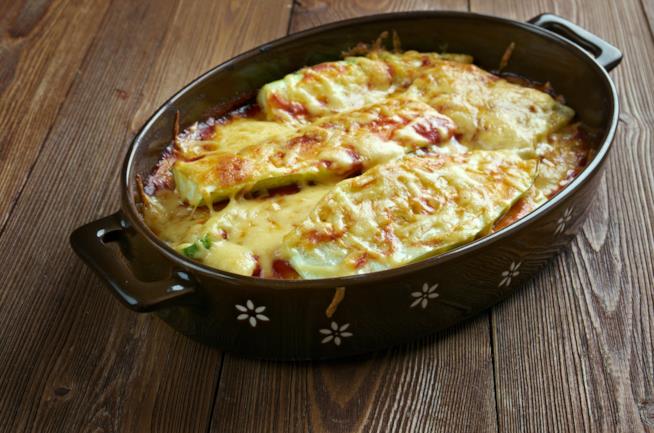 Parmigiana di zucca: la ricetta Teglia da forno in ceramica nera con all'interno la parmigiana di zucca su tavolo da cucina