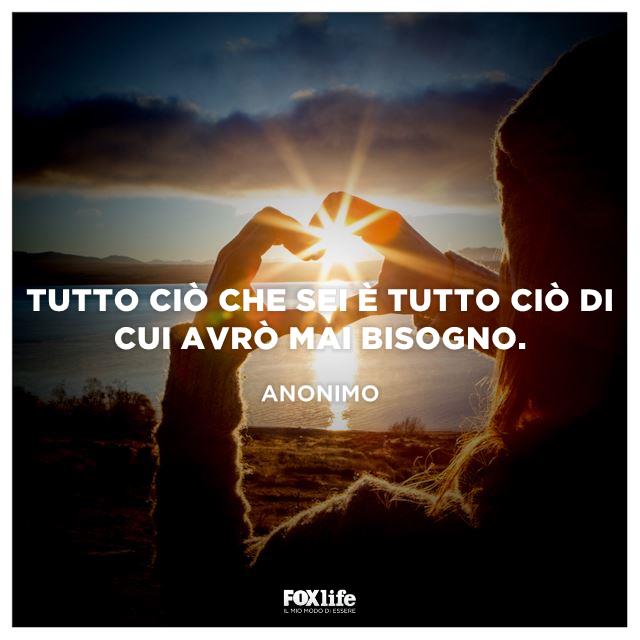 Frase bisogno d'amore Ragazza forma un cuore con le mani