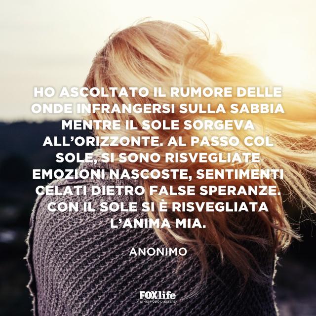 Frase sul risveglio dell'anima Ragazza bionda di spalle guarda nascere l'alba