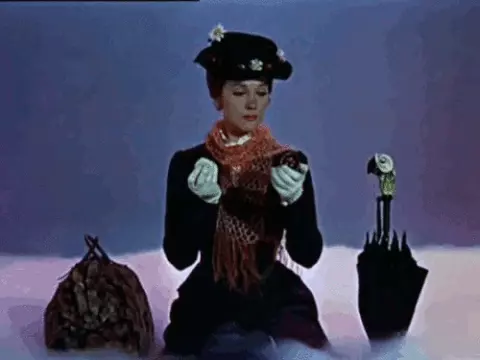 Mary Poppins, in arrivo a Milano il primo musical italiano Una scena tratta dal film Mary Poppins con Julie Andrews